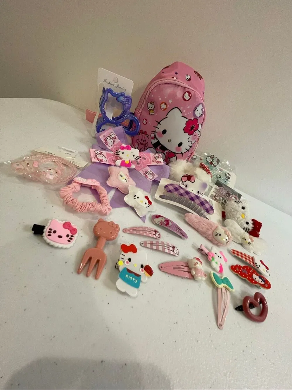Hello Kitty small shoulder bag filled with 30 hair clips and barrettes All Sizes